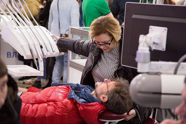 Стенд компании GREEN DENT на выставке Дентал-Ревю 2020-28.jpg